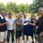 remise-maillot-Maestri-et-cheque-à-Carqueiranne-pour-assoc-laurina